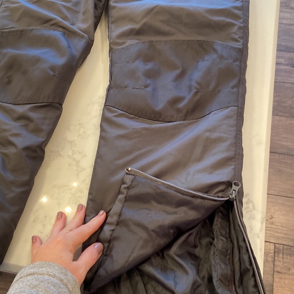 Size 16/18 snow pants - Picture 2 of 3